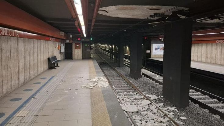 Metro A, cadono calcinacci sulla banchina della stazione Cinecittà: linea interrotta