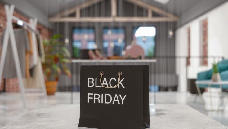 Shopping natalizio, il commercio si prepara alla sfida del black friday tra aumento dei prezzi e digitale
