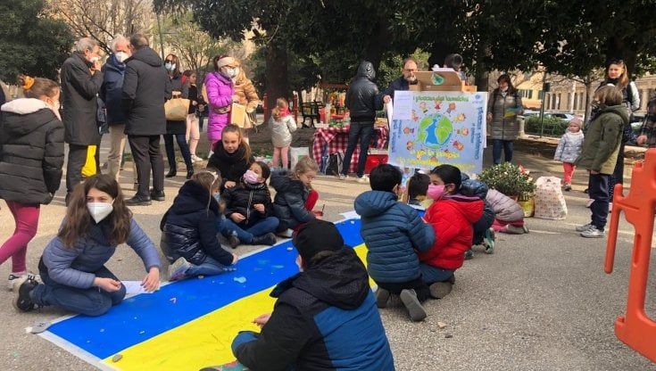 Genova, i  bambini in piazza Palermo disegnano una bandiera ucraina per la pace