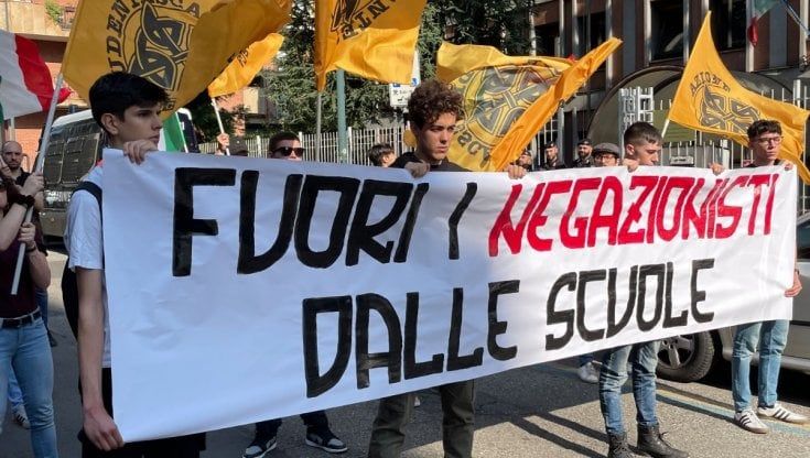 Torino, sit-in di Azione Studentesca contro i "negazionisti" dell'Anpi