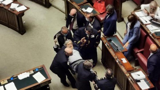 Espulsione dall'aula, Vittorio Sgarbi contro L'Amaca, e Michele Serra gli risponde