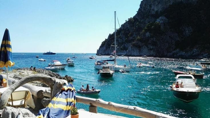 No all’overtourism, a Capri sbarchi contingentati allo Scoglio delle Sirene