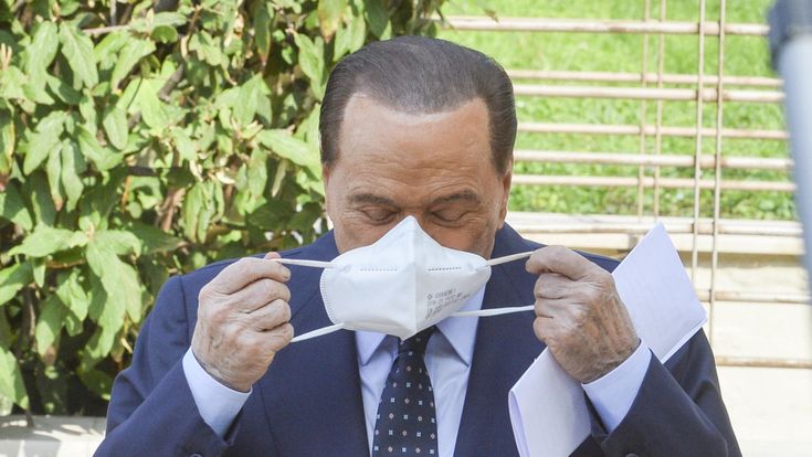 La lunga convalescenza di Berlusconi: è ancora positivo al Covid, niente festa di compleanno