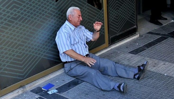 La Grecia da oggi non è più osservata speciale. Ma il Paese dopo dodici anni di austerity è ancora a pezzi