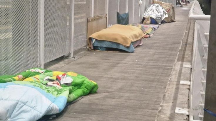 Sgombero dei senzatetto, protesta anche la Chiesa: “Modalità inopportune”. Nuovo caso in Tibaldi