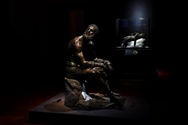 La bellezza del Pugile Seduto: il bronzo capolavoro arriva a Firenze