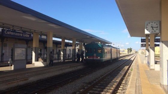 Calabria, sulla Jonica il caso del mini-Intercity: costa di meno ma si viaggia in littorina