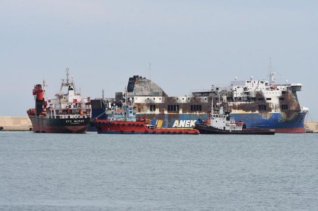 Bari, il molo dei relitti: la Efe Murat ormeggiata accanto alla Norman Atlantic