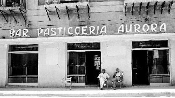 Eravamo quattro amici al bar Aurora: Scianna racconta un luogo del cuore
