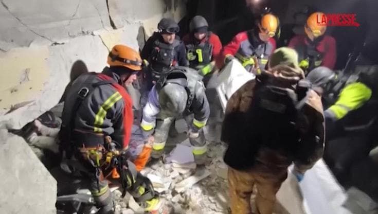 Ucraina, attacco russo a una clinica a Zaporizhzhia: si scava tra le macerie