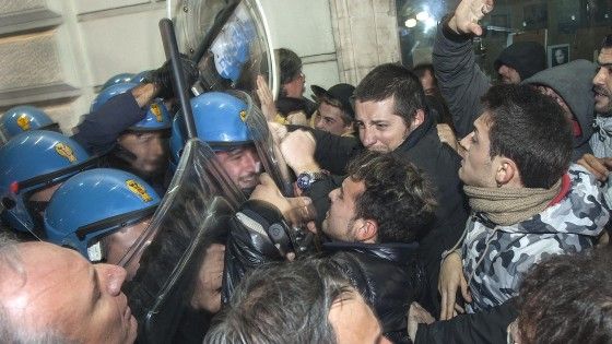 Regionali, Renzi a Cosenza: "&Egrave; stata terra del 'magna magna'". Tensione tra manifestanti e polizia, 4 feriti