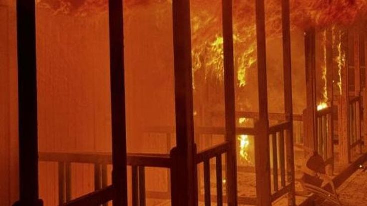 Ostia, dati alle fiamme cinque stabilimenti balneari dopo la decisione del Consiglio di Stato