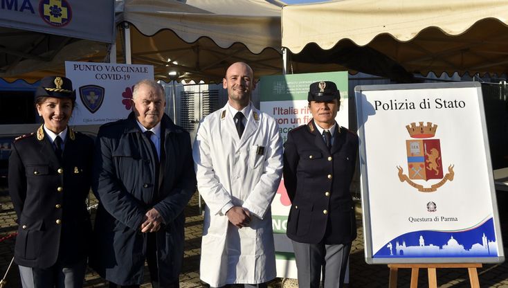 Covid, vaccini alle forze dell'ordine nell'hub di via Mantova - foto