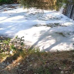 Potenza, schiuma bianca nel fiume Basento: sono acque di lavaggio di un'industria di Tito
