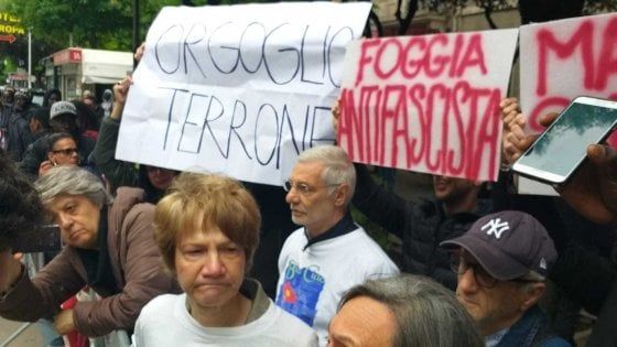 Salvini a Foggia, i contestatori cantano 'Bella Ciao'. E il ministro: "Io preferisco I Ricchi e Poveri"