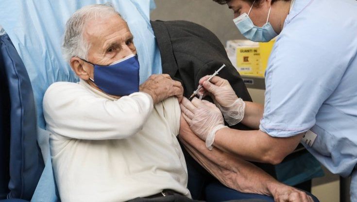 Vaccino anti-Covid, Garattini: "Questionari dopo l'iniezione per convincere gli scettici. Medici no-vax problema grave"