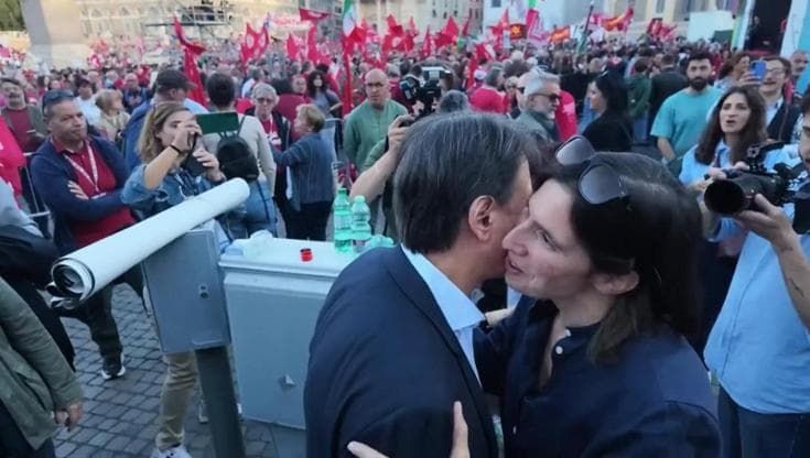 Cgil, l'abbraccio Conte-Schlein. Lei: "C'era anche lui eh!" Il leader 5stelle: "State sempre a fa' polemiche..."