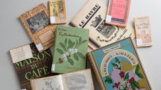 Milano, l'aroma del caffè tra manifesti e libri antichi