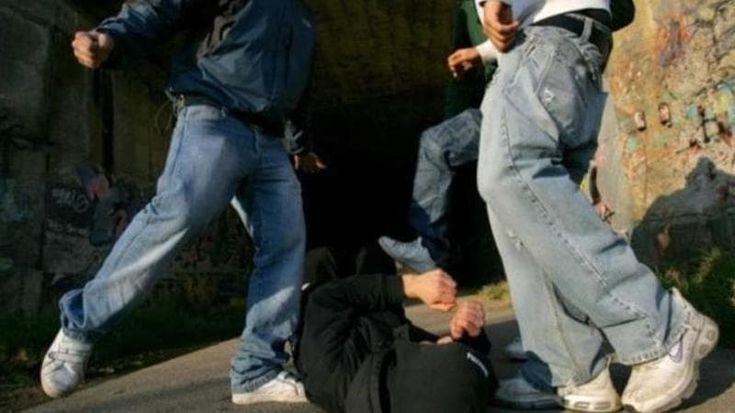 Parigi, sfida tra baby gang a colpi di machete. “La Francia sta diventando come il Messico”