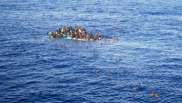 Mediterraneo: 34 persone da oltre 40 ore alla deriva rischiano di annegare sotto gli occhi delle autorità europee