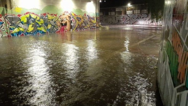 Maltempo a Milano, sottopassi allagati e chiamate ai vigili del fuoco. Il Comune: "In 20 minuti, quasi 30 millimetri di pioggia" 
