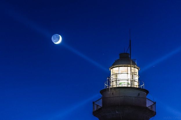 Capri, il faro e la luna come in un fantasy 