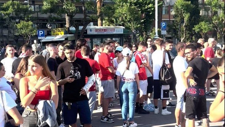 Bari, code e ritardi sugli autobus per lo stadio San Nicola per la finale con il Cagliari: "In 200 sotto il sole per un'ora"
