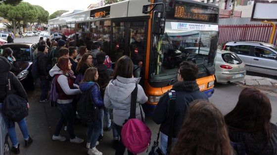 Scuola, il governo decide solo la flessibilità degli orari: "Misura adottata da tempo, il problema sono i bus"
