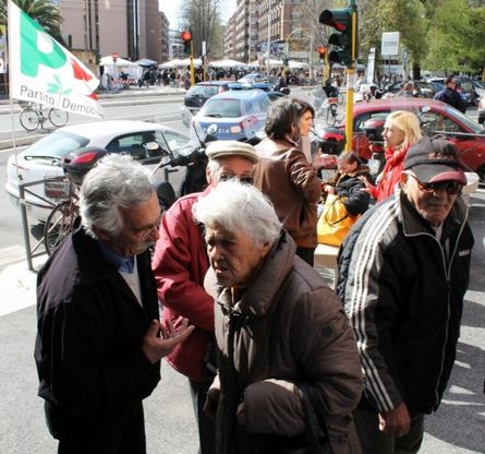 Primarie, &egrave; Annarella-show<br />al seggio di Trastevere