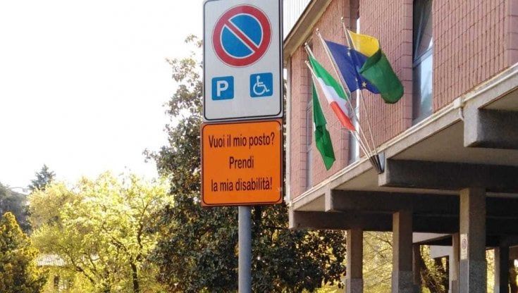 "Vuoi il mio posto? Prendi la mia disabilità": a Cologno Monzese i cartelli contro la sosta selvaggia nei parcheggi dedicati
