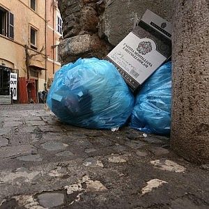 Il rione-discarica, cos&igrave; Trastevere &egrave; ostaggio dei rifiuti