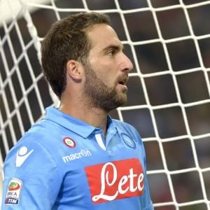 Napoli, paura per Higuain e Andujar: pietre contro taxi