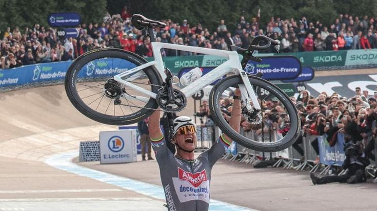 Van der Poel, tris alla Roubaix come Lapize e Moser. Pogacar (2°) deve arrendersi dopo una caduta
