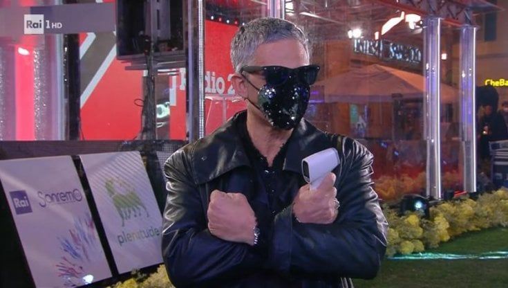 Sanremo 2022, Fiorello 'armato' di termoscanner: "Sono il booster dell'intrattenimento"