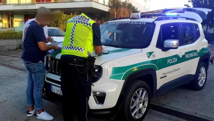 Stretta contro i parcheggiatori abusivi nell'area vicina alla Reggia di Caserta