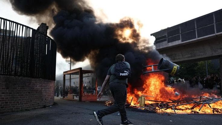 Francia, oltre 400 scuole chiuse dopo le proteste degli studenti. Darmanin: “Genitori paghino danni”