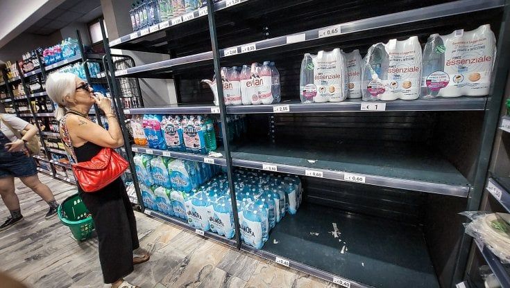 Acqua gassata, la crisi arriva sullo scaffale. Supermarket di Torino a secco