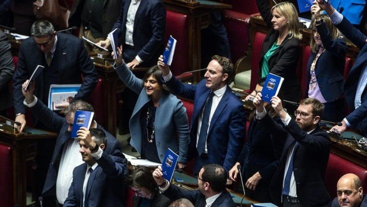 Favori ai No Vax e ritorno alle Ffp2. Doppia linea del governo, è scontro