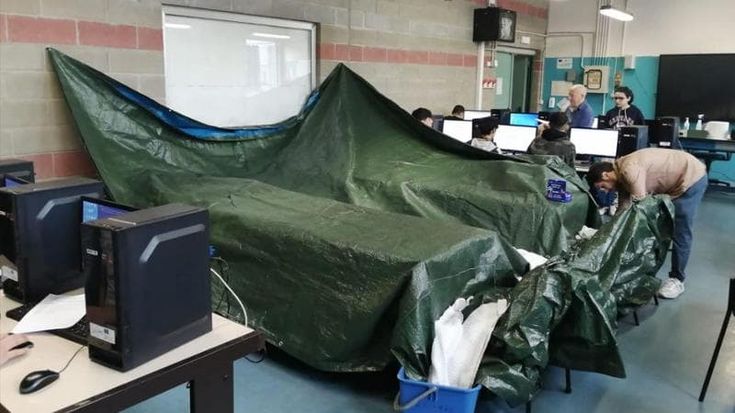 Piove, le scuole fanno acqua: infiltrazioni e allagamenti, a lezione tra le bacinelle