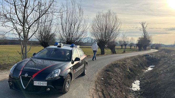 Cadavere trovato in un fosso a bordo strada: è di un senzatetto