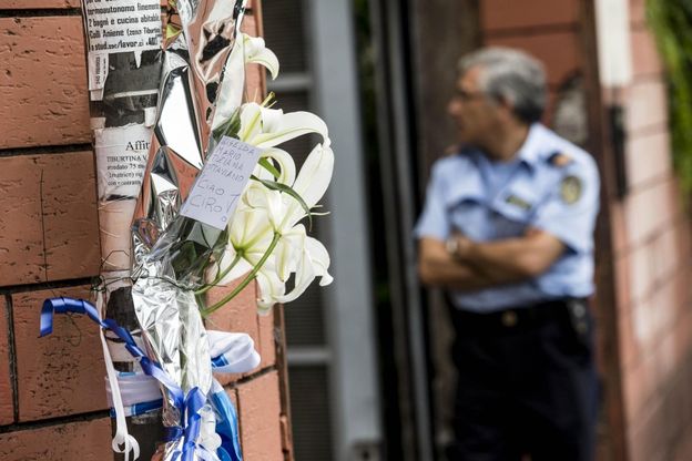 Roma, mazzo di fiori per Ciro Esposito all'obitorio del Verano