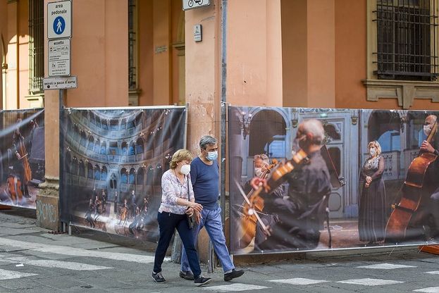 Lavori in corso: l'abbraccio fotografico al Teatro Comunale