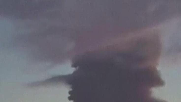 Ucraina, petroliera colpita da droni in fiamme nel Mar Nero: la colonna di fumo vista dalla costa