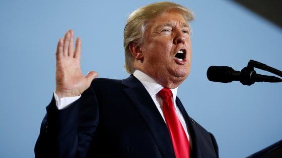 Usa, Trump firma ordine esecutivo per cambiare Obamacare. Cancellati i sussidi governativi alle assicurazioni