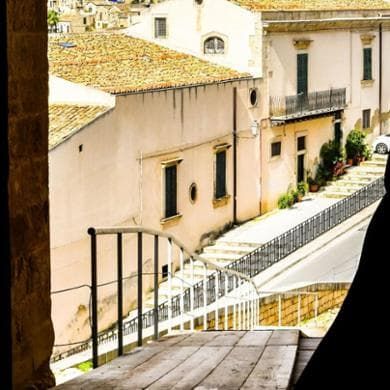 I veleni di Modica. Dopo il caso escort è l’ora dei corvi
