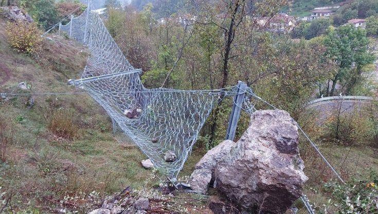 Frana a San Pellegrino Terme: i macigni travolgono le reti di protezione installate soltanto due anni fa. Chiusa la strada