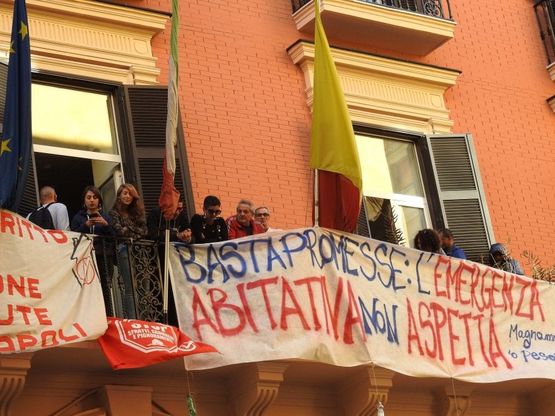 Il Consiglio comunale occupato da famiglie con bambini e da operatori sociali