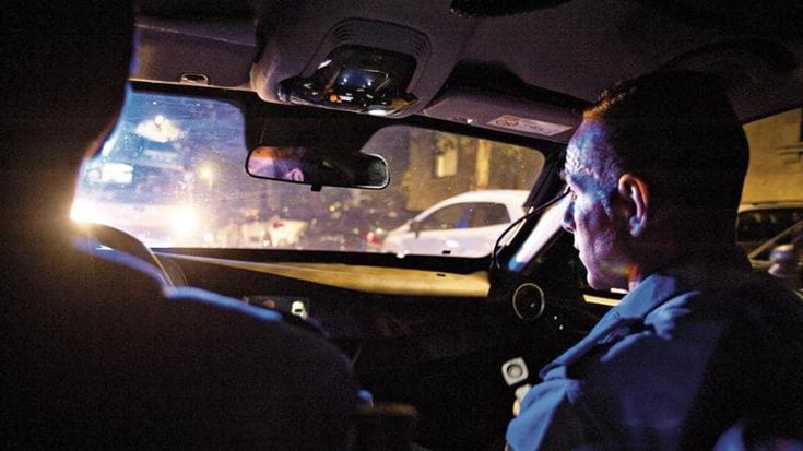 Il lavoro notturno dei carabinieri tra risse, incidenti e occhi persi nel buio: “Su queste strade incontriamo la vita”
