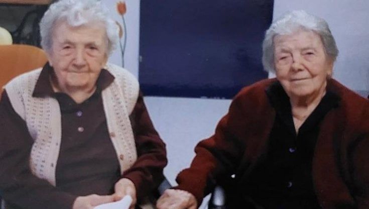 Gemelle festeggiano traguardo dei 103 anni