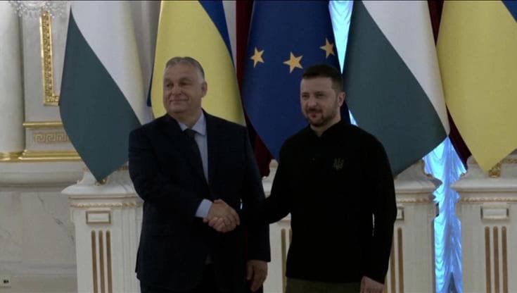 Orbán a sorpresa a Kiev per colloqui con Zelensky: l'incontro e la stretta di mano